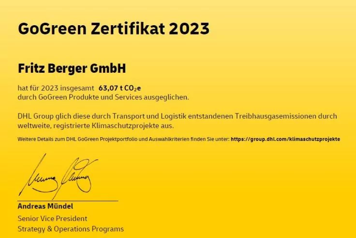 Gelbes, verlaufendes Bild mit dem Text "GoGreen Zertifikat 2023", "Fritz Berger GmbH", "hat für 2023 insgesamt 63,07 t CO2e durch GoGreen Produkte und Services ausgeglichen", einen Absatz mit Hinweis auf DHL Group und einem Link, eine handschriftlich