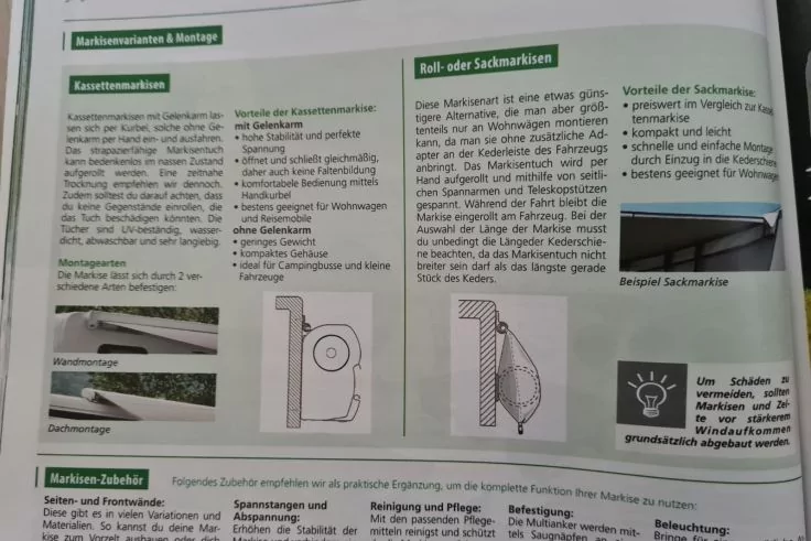 Aufgeschlagene Produktbrosch&uuml;re mit Text, gr&uuml;ner &Uuml;berschrift 'Markisenvarianten & Montage', mehreren schematischen Zeichnungen und einem Piktogramm