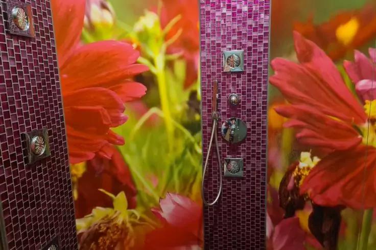 Duschbereich mit pink-lila Mosaikfliesen, gro&szlig;formatigem Wanddruck roter Bl&uuml;ten und Duscharmatur mit Handbrause