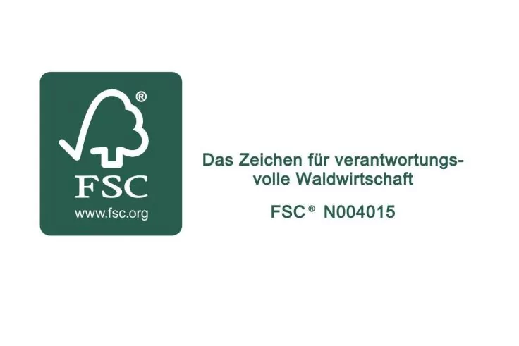 Gr&uuml;nes Quadratlogo mit wei&szlig;er stilisierter Baum‑und‑H&auml;kchen‑Silhouette, darunter 'FSC' und 'www.fsc.org'; rechts der Text 'Das Zeichen f&uuml;r verantwortungsvolle Waldwirtschaft' und darunter 'FSC&reg; N004015'