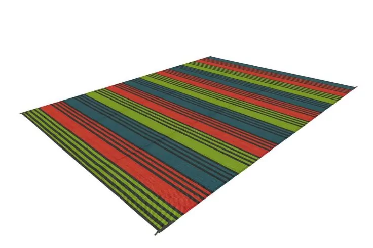 Rechteckige Matte mit breiten grünen, roten und blauen Streifen, dazwischen dünne schwarze Linien auf weißem Hintergrund