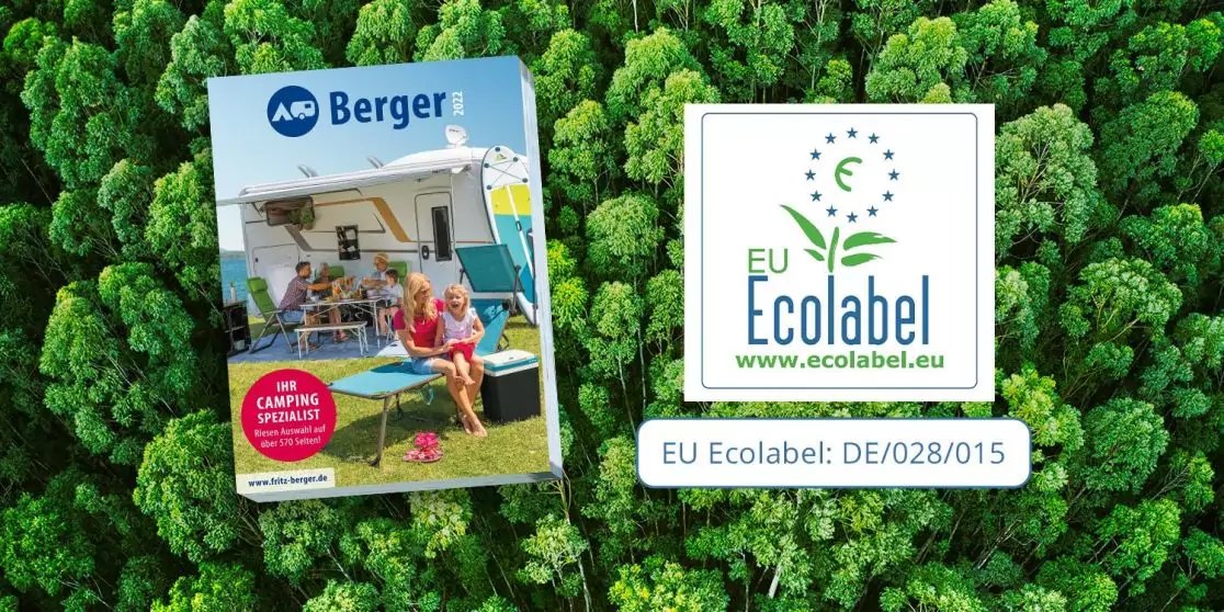 Links ein gedrucktes Prospekt mit Berger-Logo und Foto eines Innenraums mit M&ouml;beln und Personen; rechts das EU Ecolabel-Logo mit Text 'www.ecolabel.eu' und 'EU Ecolabel: DE/028/015'; Hintergrund dichte gr&uuml;ne Baumkronen