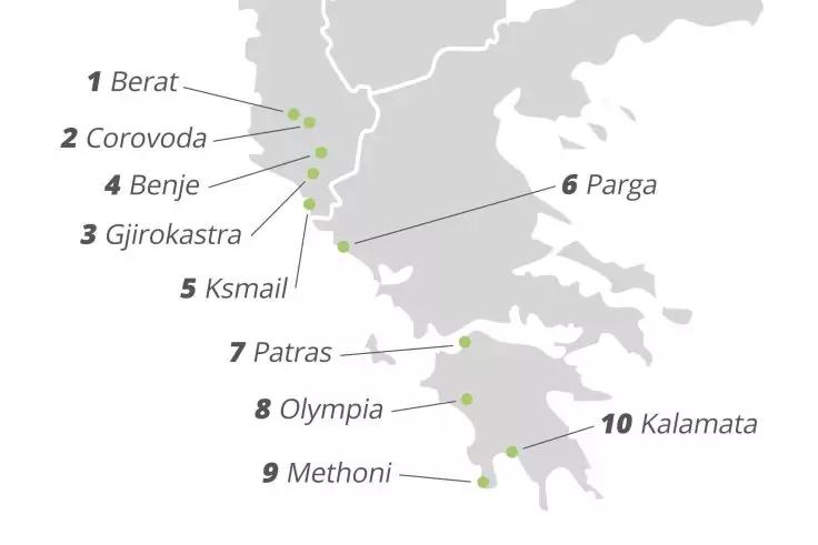 Vereinfachte graue Landkarte mit Küstenlinien, zehn grünen Punkten nummeriert 1-10 und beschrifteten Ortsnamen: 1 Berat, 2 Corovoda, 3 Gjirokastra, 4 Benje, 5 Ksmall, 6 Parga, 7 Patras, 8 Olympia, 9 Methoni, 10 Kalamata