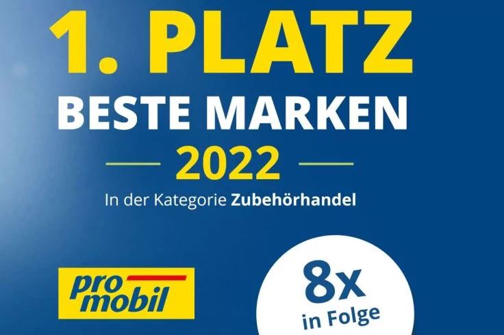 Blauer Hintergrund mit gro&szlig;em gelben Schriftzug '1. PLATZ', wei&szlig;em Text 'BESTE MARKEN 2022', kleinem Text 'In der Kategorie Zubeh&ouml;rhandel', 'pro mobil'-Logo unten links und wei&szlig;em Kreis mit '8x in Folge' rechts
