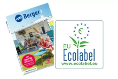 Camping-Katalog links mit dem Schriftzug &bdquo;Berger&ldquo;, Personen vor einem Wohnwagen, Tisch und St&uuml;hlen; rechts das EU Ecolabel-Logo mit gr&uuml;n-blauer Blume, Sternenkreis und der Schrift &bdquo;EU Ecolabel&ldquo; sowie &bdquo;www.ecolabel.eu&ldquo;