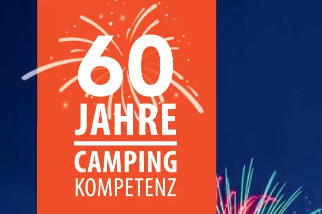 Oranges Banner mit weißem Text '60 Jahre Camping Kompetenz' und Feuerwerk vor dunkelblauem Hintergrund