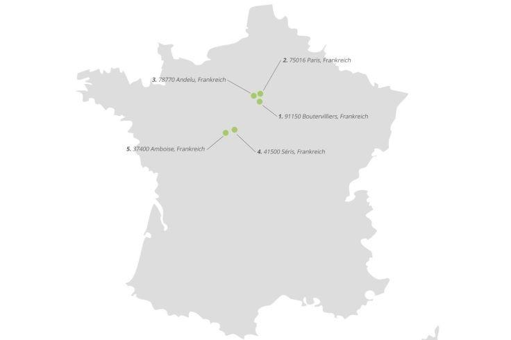 Graue Umrisskarte von Frankreich mit f&uuml;nf gr&uuml;nen Markierungen, die durch d&uuml;nne Linien mit kurzen grauen Beschriftungen verbunden sind