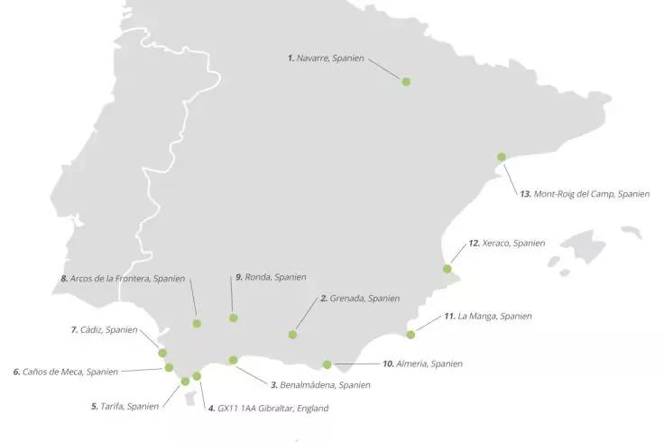 Hellgraue Umrisskarte Spaniens auf wei&szlig;em Hintergrund mit mehreren kleinen gr&uuml;nen Standortmarkern und daneben stehenden Ortsnamen entlang der Ost- und S&uuml;dk&uuml;ste sowie im Landesinneren