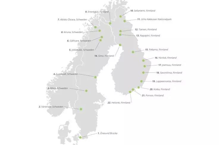 Graue Karte von Norwegen, Schweden und Finnland mit nummerierten Textetiketten und kleinen gr&uuml;nen Punkten entlang der K&uuml;sten