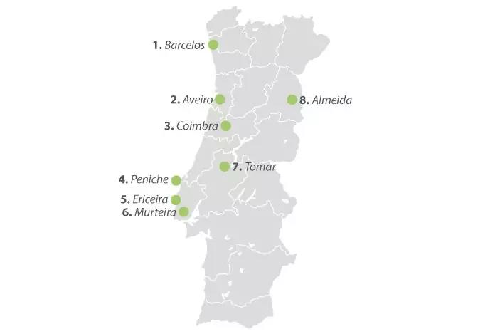 Graustufenkarte von Portugal mit acht nummerierten gr&uuml;nen Punkten und Ortsnamen: 1. Barcelos, 2. Aveiro, 3. Coimbra, 4. Peniche, 5. Ericeira, 6. Murtiera, 7. Tomar, 8. Almeida