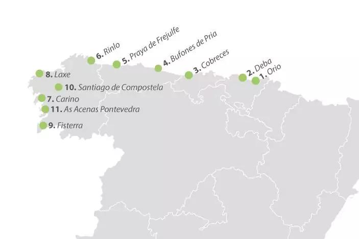 Graue Landkarte mit gezeichneter K&uuml;stenlinie, 11 gr&uuml;ne Punkte nummeriert 1&ndash;11 entlang der K&uuml;ste, neben jedem Punkt ein Ortsname