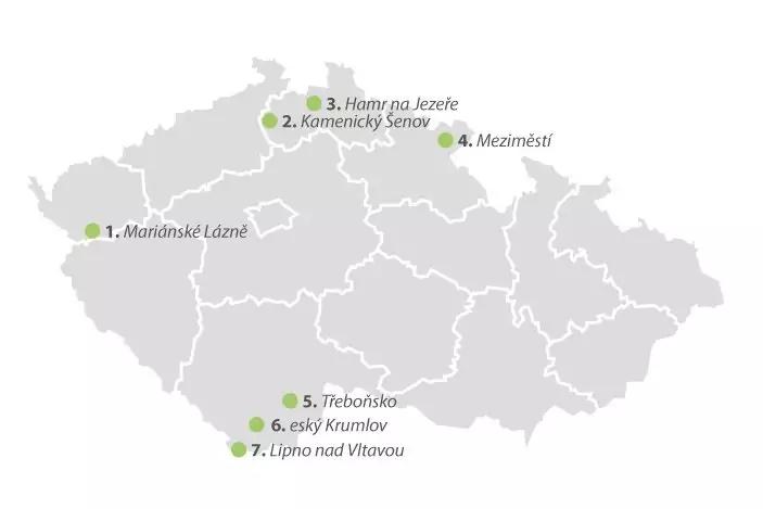 Umrisskarte der Tschechischen Republik mit sieben nummerierten gr&uuml;nen Punkten und Ortsnamen: 1. Mari&aacute;nsk&eacute; L&aacute;zně; 2. Kamenick&yacute; &Scaron;enov; 3. Hamr na Jezeře; 4. Meziměst&iacute;; 5. Třeboňsko; 6. Česk&yacute; Krumlov; 7. Lipno nad Vltavou