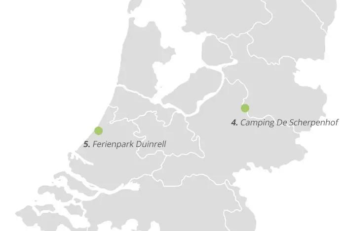 Graue Landkarte der Niederlande mit zwei gr&uuml;nen Standortmarkern und den Beschriftungen '4. Camping De Scherpenhof' und '5. Ferienpark Duinrell'