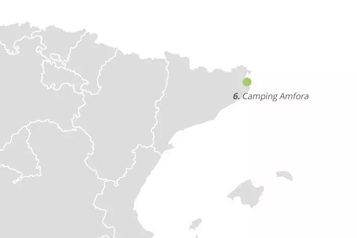 Graue Karte Nordostspaniens mit K&uuml;stenlinie, sichtbaren Balearischen Inseln und einem gr&uuml;nen Punkt an der K&uuml;ste mit der Beschriftung '6. Camping Amfora'