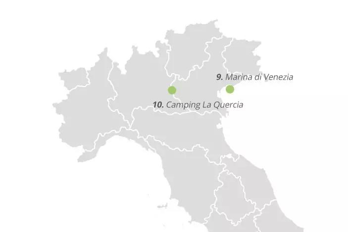 Graue Karte von Italien mit regionalen Umrissen und zwei gr&uuml;nen Punkten beschriftet '9. Marina di Venezia' und '10. Camping La Quercia'
