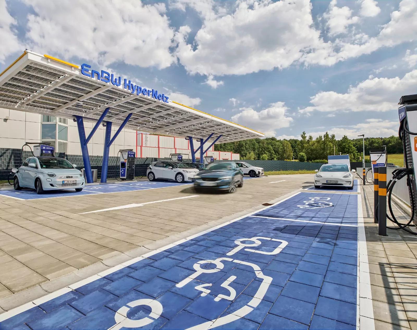 Viele Schnellladestationen sind mittlerweile f&uuml;r Gespanne ausreichend dimensioniert.