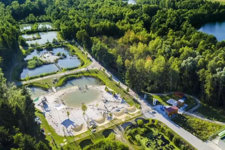Wasserspielplatz mit vielen Becken