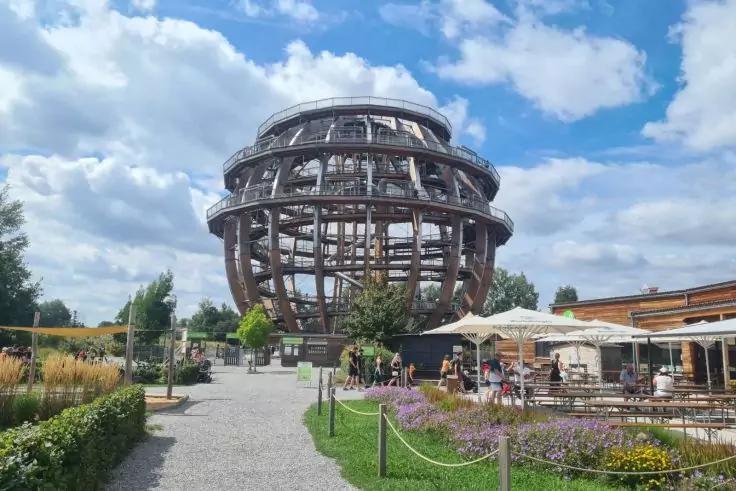 begehbare Holzkugel mit großer Rutsche