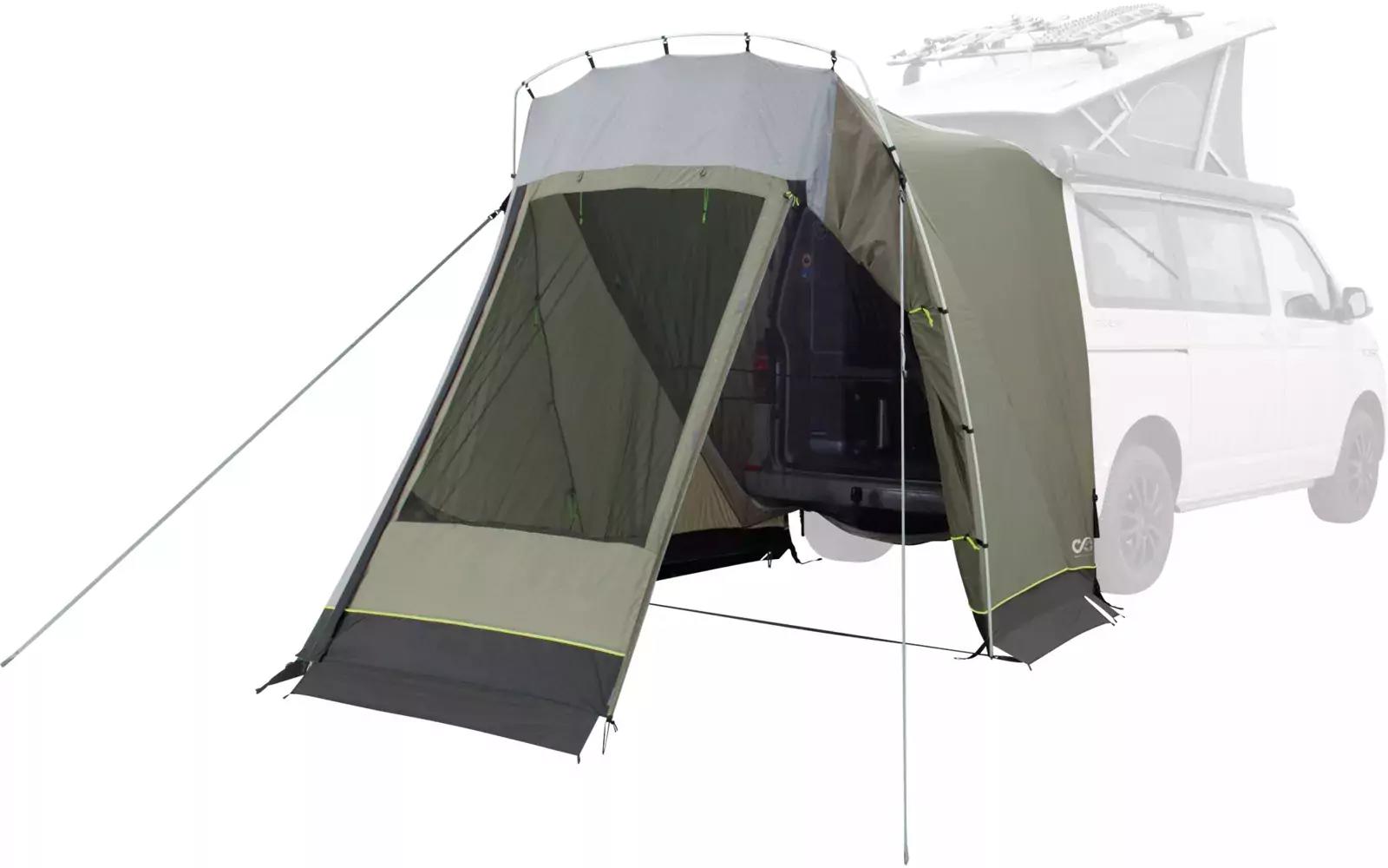 Wei&szlig;er Camper-Van mit offenem Aufstelldach und an der Heckseite befestigtem olivgr&uuml;nen Vorzelt mit ge&ouml;ffneter T&uuml;r, Stangen und Abspannleinen sichtbar
