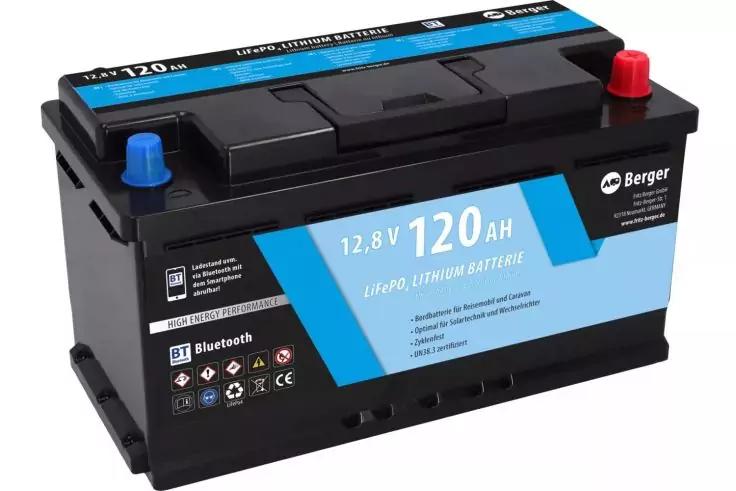 Schwarze rechteckige Batterie mit blauem Etikett, auf dem "12.8V 120Ah" und "LITHIUM BATTERY" steht; roter Anschluss oben rechts, blauer Anschluss oben links; Markenlogo "Berger" auf der rechten Seite; mehrere Piktogramme und ein Bluetooth-Symbol auf