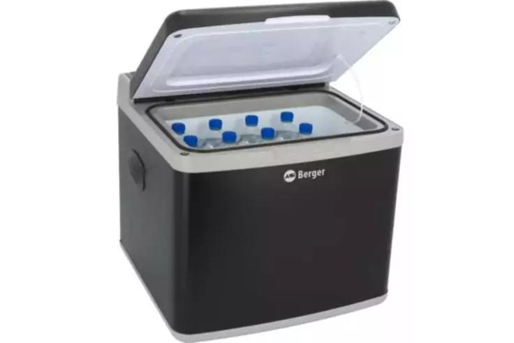 Schwarze Kühlbox mit geöffnetem Deckel, weißer Innenraum, mehrere Kunststoffflaschen mit blauen Verschlüssen, Seitengriff, Markenlogo 'Berger' vorne