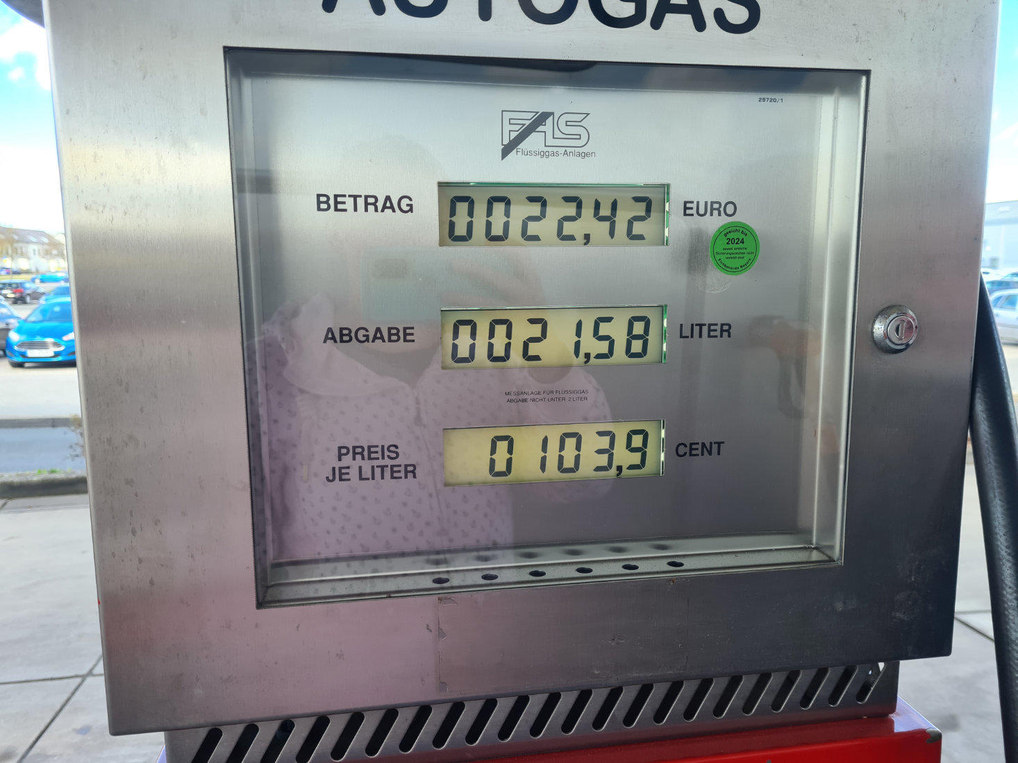 Anzeige einer Autogas-Zapfsäule mit den Anzeigen BETRAG 0022.42 EURO, ABGABE 002.158 LITER und PREIS JE LITER 0103.9 CENT