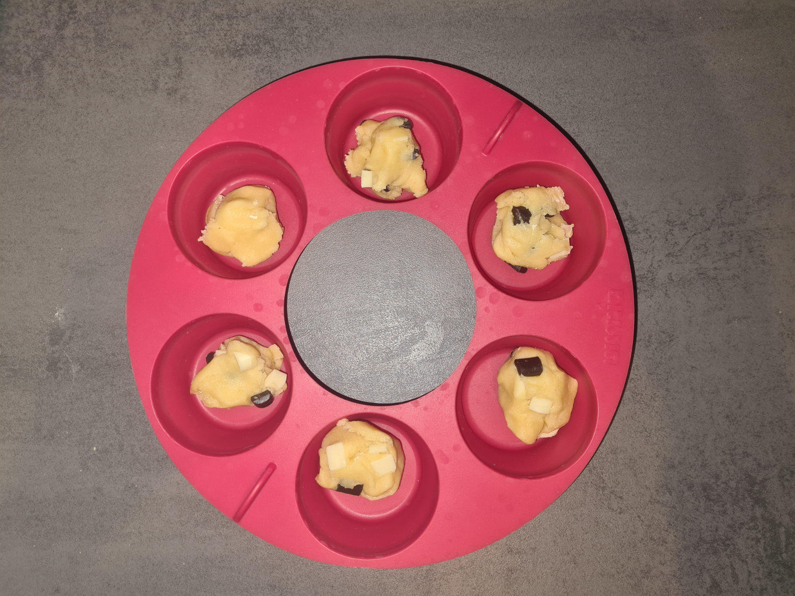 Muffinform mit Teig befüllt