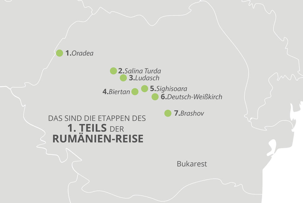 Graue Karte von Rum&auml;nien mit sieben gr&uuml;nen, nummerierten Punkten und Ortsnamen: 1. Oradea; 2. Salina Turda; 3. Ludasch; 4. Biertan; 5. Sighisoara; 6. Deutsch-Wei&szlig;kirch; 7. Brasov. Sichtbarer Text: 'Das sind die Etappen des 1. Teils der Rum&auml;nien-Reise