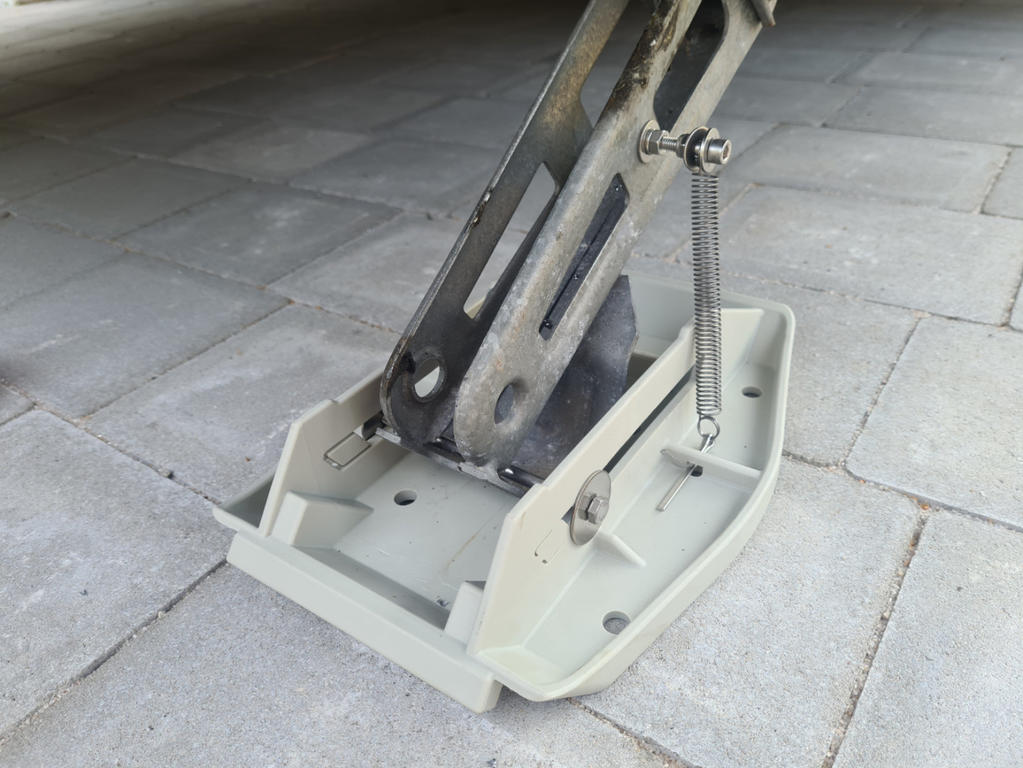 Metallst&uuml;tze mit Gewindestange in einer hellgrauen Kunststoffplatte auf grauem Pflaster