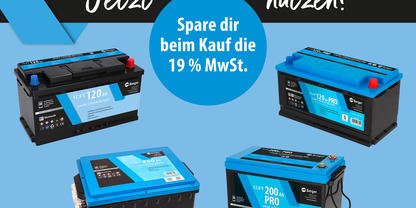 Vier blau-schwarze Batterien auf hellblauem Hintergrund; oben schwarzer Balken mit wei&szlig;er Schrift 'Jetzt' links und 'nutzen!' rechts; in der Bildmitte blauer Kreis mit wei&szlig;er Schrift 'Spare dir beim Kauf die 19 % MwSt.'