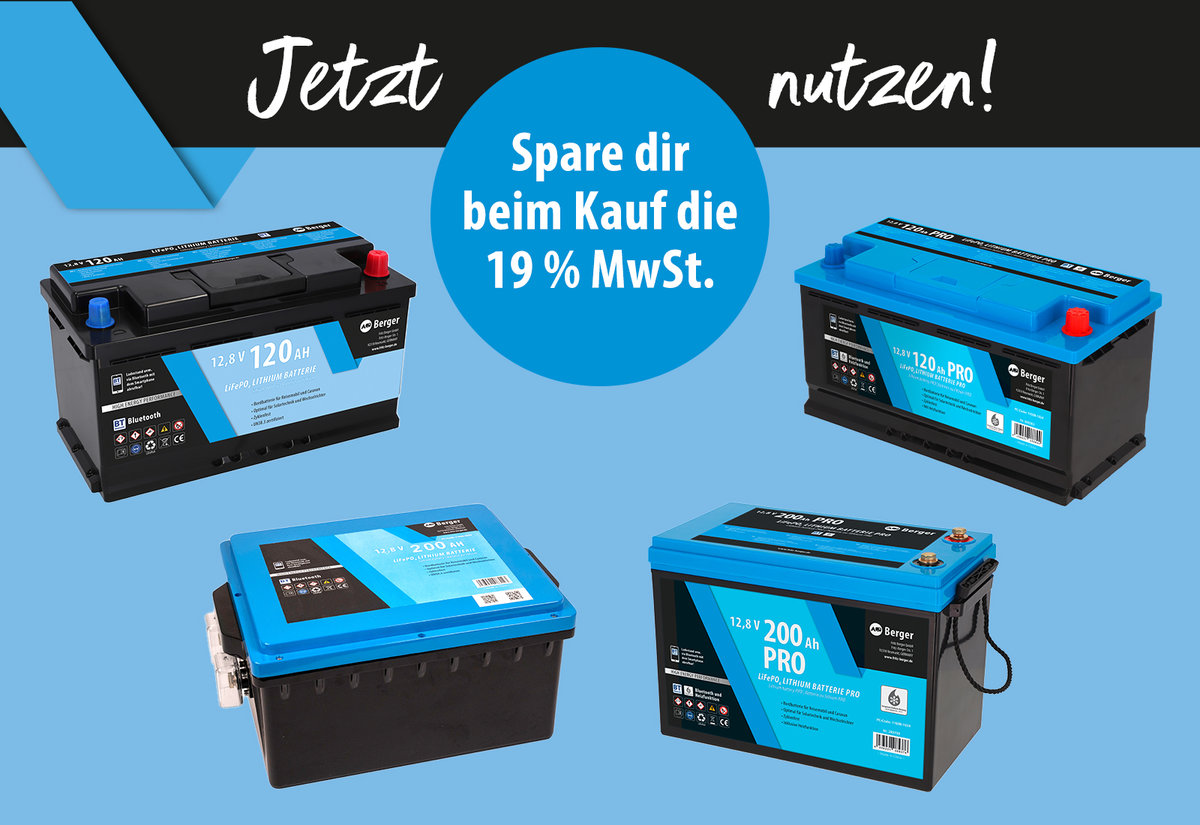 Vier blau-schwarze Batterien auf hellblauem Hintergrund; oben schwarzer Balken mit wei&szlig;er Schrift 'Jetzt' links und 'nutzen!' rechts; in der Bildmitte blauer Kreis mit wei&szlig;er Schrift 'Spare dir beim Kauf die 19 % MwSt.'