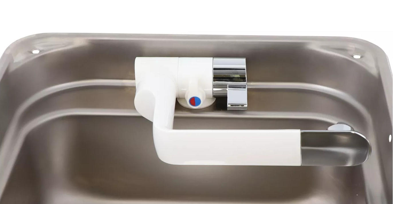 Edelstahlspüle mit weißem, klappbarem Wasserhahnarm und chromfarbenem Armaturkörper mit rot-blauem Punkt