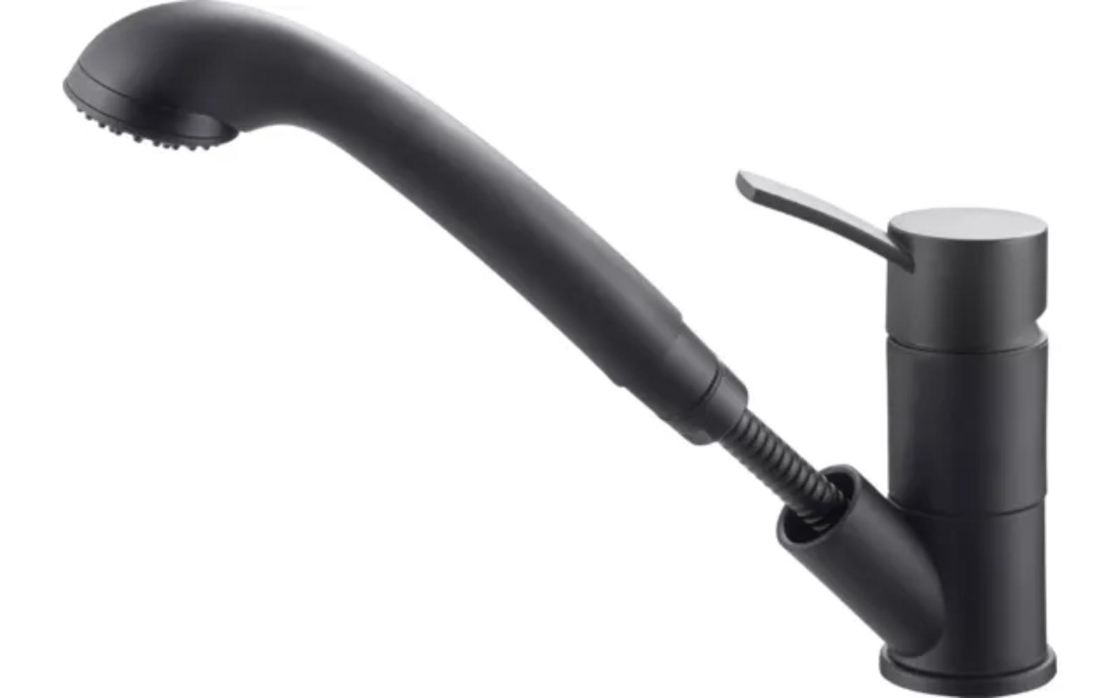 Schwarzer Wasserhahn mit langem gebogenem Auslauf und herausziehbarer Brause, zylindrische Basis und seitlicher Hebel, auf weißem Hintergrund