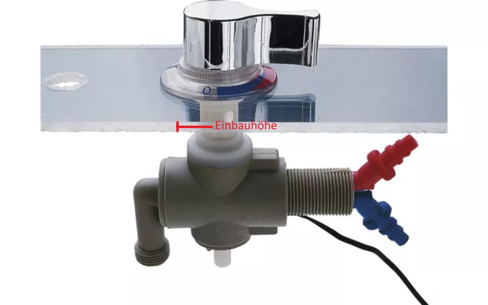 Verchromte Einhebel-Armatur auf Metallplatte; darunter weißes Kunststoffventil mit roten und blauen Anschlüssen und schwarzem Kabel