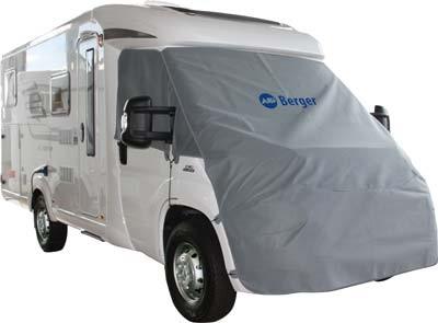 Wei&szlig;es Wohnmobil mit grauer Abdeckplane &uuml;ber Windschutzscheibe und Front, blauer "Berger"-Schriftzug auf der Plane