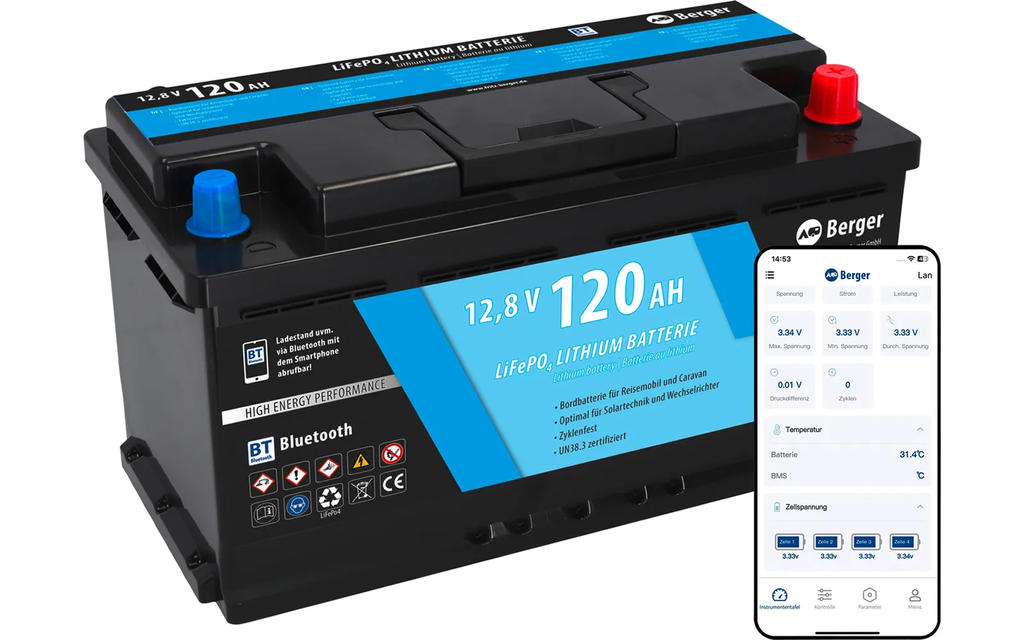 Schwarze Lithium-Batterie mit blauem Etikett "12,8 V 120 AH" und Markenlogo "Berger", roten und blauen Polkappen; rechts ein Smartphone mit Anzeige einer App