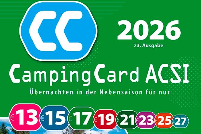 Gr&uuml;nes Titelblatt mit blau-wei&szlig;em CC-Logo, gro&szlig;em wei&szlig;en Schriftzug '2026' und '23. Ausgabe', Text 'CampingCard ACSI' und '&Uuml;bernachten in der Nebensaison f&uuml;r nur' sowie farbige Kreise mit den Zahlen 13 15 17 19 21 23 25 27