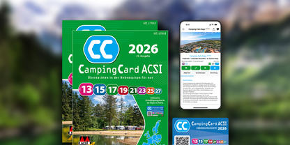Gr&uuml;nes Cover eines CampingCard ACSI 2026-Hefts mit CC-Logo, Jahreszahl und bunten Nummern; daneben ein Smartphone mit angezeigter Website und eine kleine CC-Karte; unscharfe Berg- und Seenlandschaft im Hintergrund