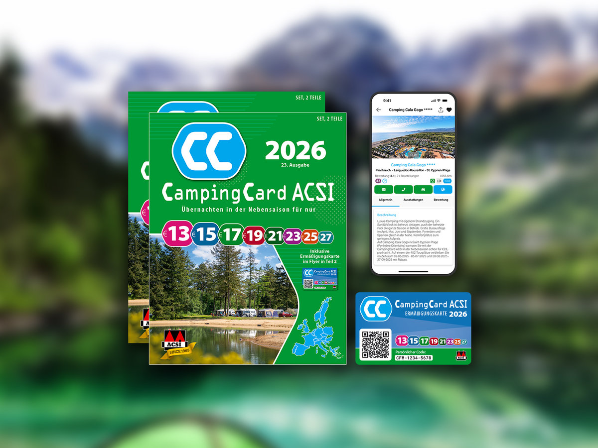Gr&uuml;nes Cover eines CampingCard ACSI 2026-Hefts mit CC-Logo, Jahreszahl und bunten Nummern; daneben ein Smartphone mit angezeigter Website und eine kleine CC-Karte; unscharfe Berg- und Seenlandschaft im Hintergrund