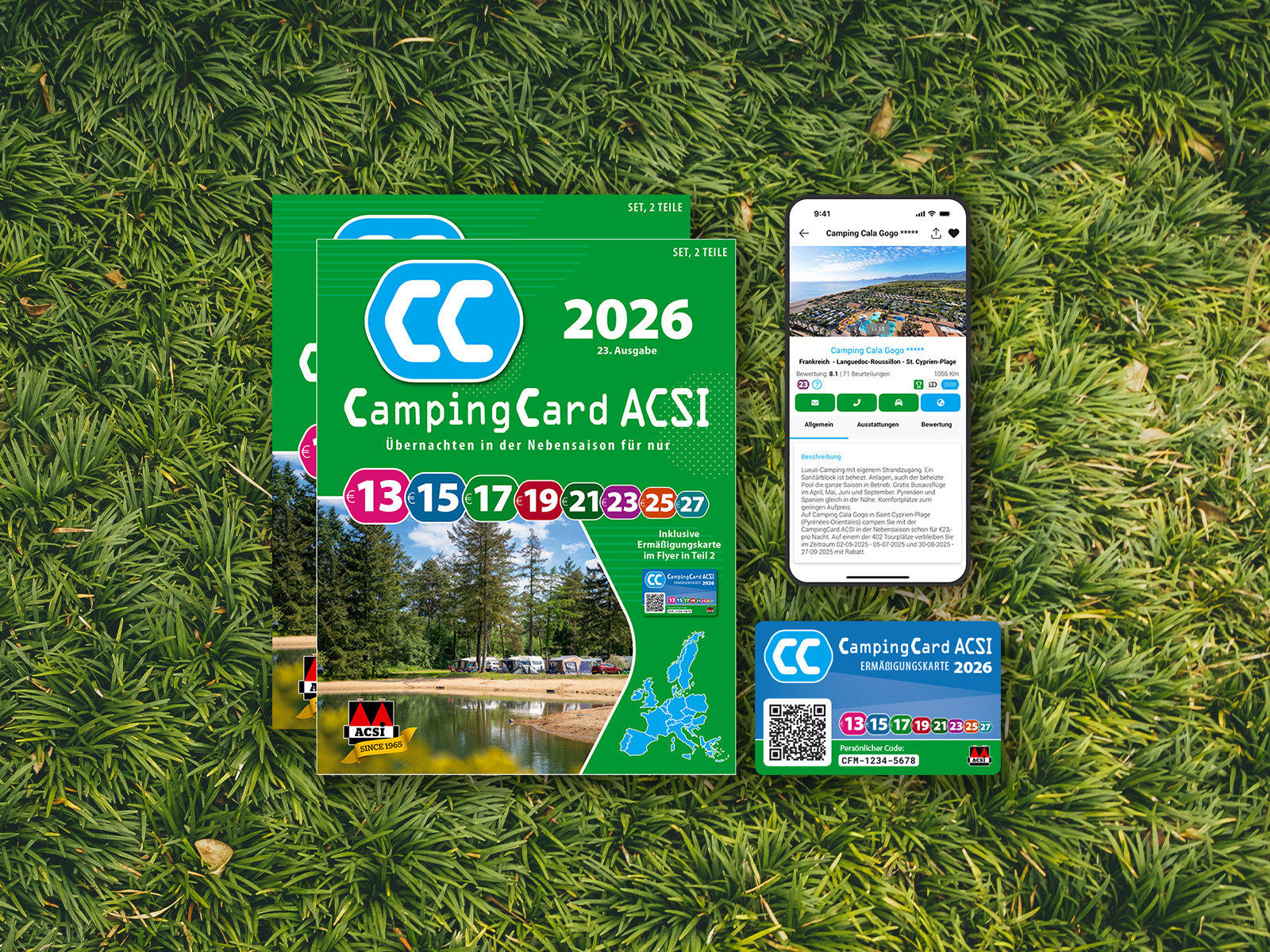 Auf gr&uuml;nem Gras liegen ein gr&uuml;nes Heft mit der Aufschrift CampingCard ACSI 2026 und CC-Logo, eine kleine Karte und ein Smartphone mit ge&ouml;ffneter Webseite