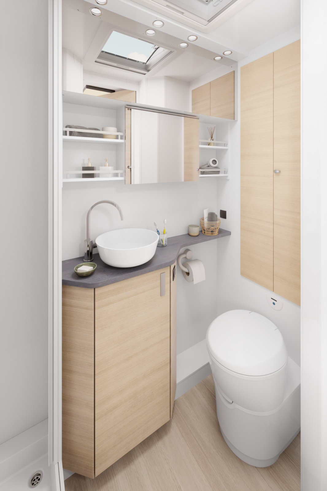 Kleines Bad mit hellen Holzschr&auml;nken, rundem Aufsatzwaschbecken auf grauer Arbeitsplatte, Spiegelschrank mit offenen Regalen, Toilette, Handtuchring und zwei Dachfenstern