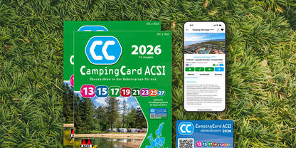 Auf gr&uuml;nem Gras liegen ein gr&uuml;nes Heft mit der Aufschrift CampingCard ACSI 2026 und CC-Logo, eine kleine Karte und ein Smartphone mit ge&ouml;ffneter Webseite