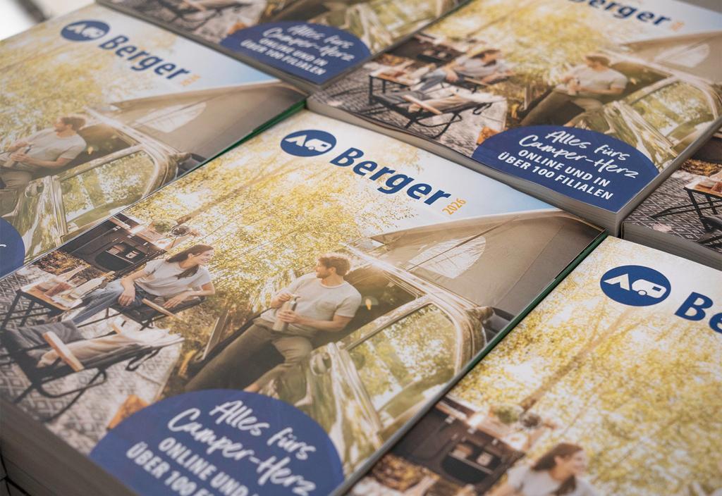 Mehrere gestapelte Broschüren mit derselben Titelseite: 'Berger'-Logo, Foto von zwei Personen auf Klappstühlen neben einem Wohnmobil, Bäume im Hintergrund, blauer runder Schriftzug unten rechts