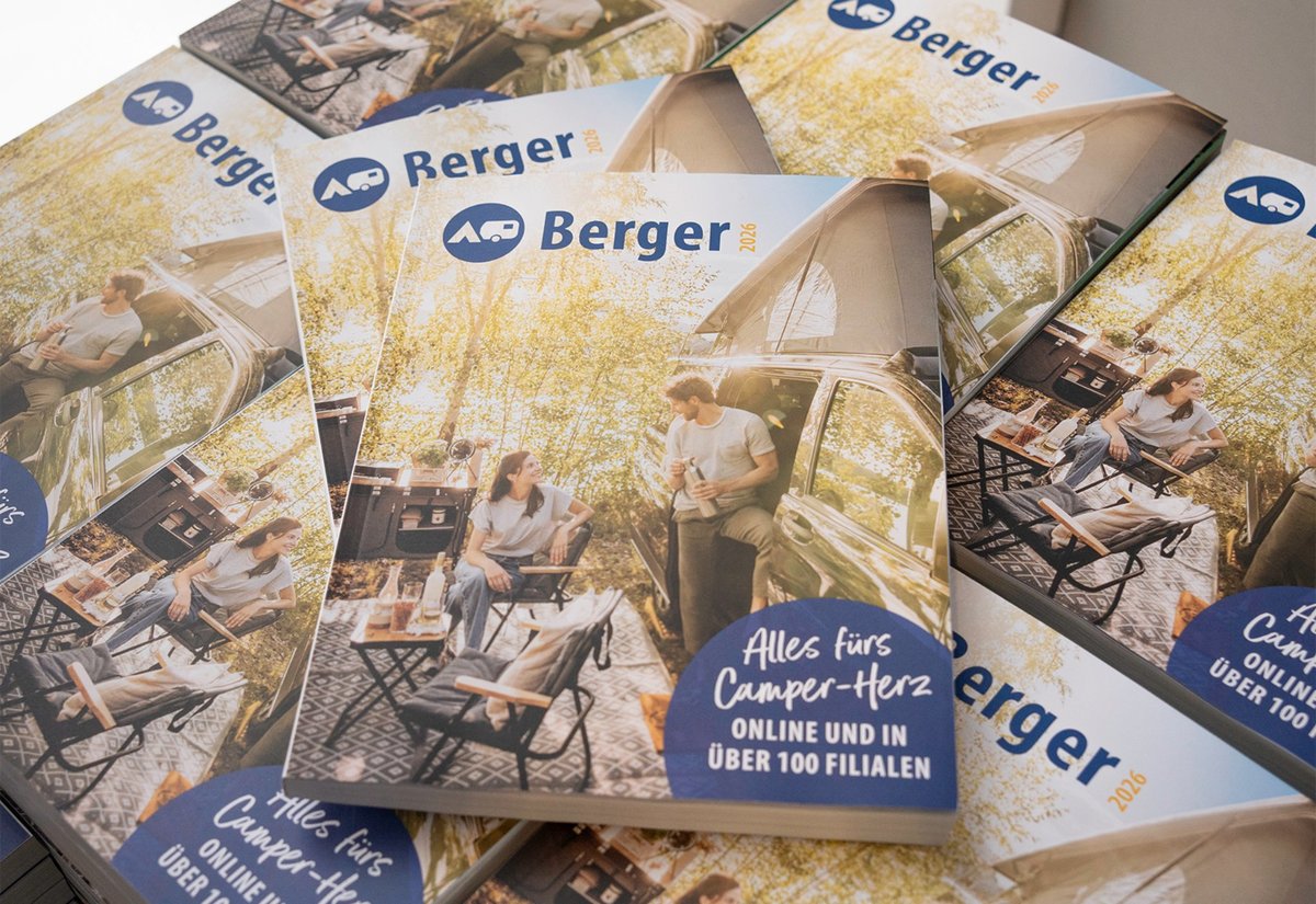 Mehrere Brosch&uuml;ren liegen &uuml;bereinander; Titelbild zeigt zwei Personen an einem Au&szlig;entisch neben einem Auto mit aufgestelltem Dachzelt, Berger-Logo und Text Alles f&uuml;r Camper-Herz sichtbar