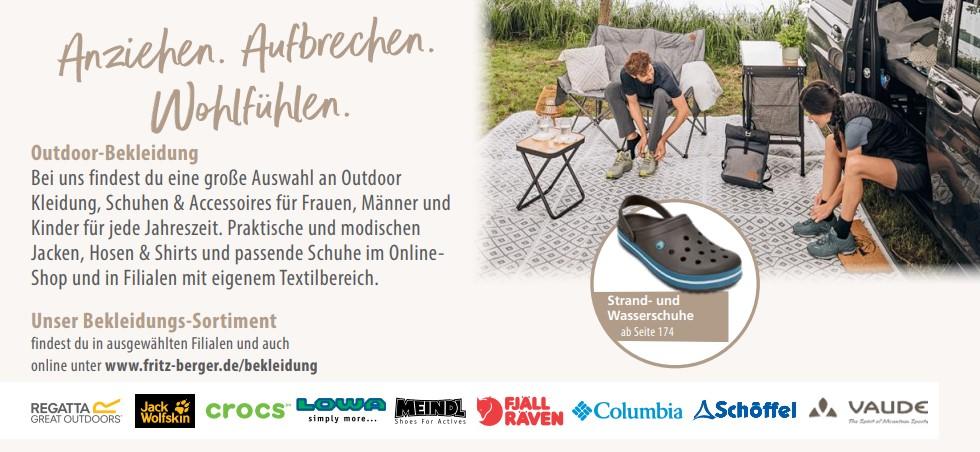 Links deutscher Textblock; rechts zwei Personen auf Klappstühlen neben einem Wohnmobil, eine Person zieht einen Schuh an; rundes Bild eines Wanderschuhs; unten Reihe mit Markenlogos