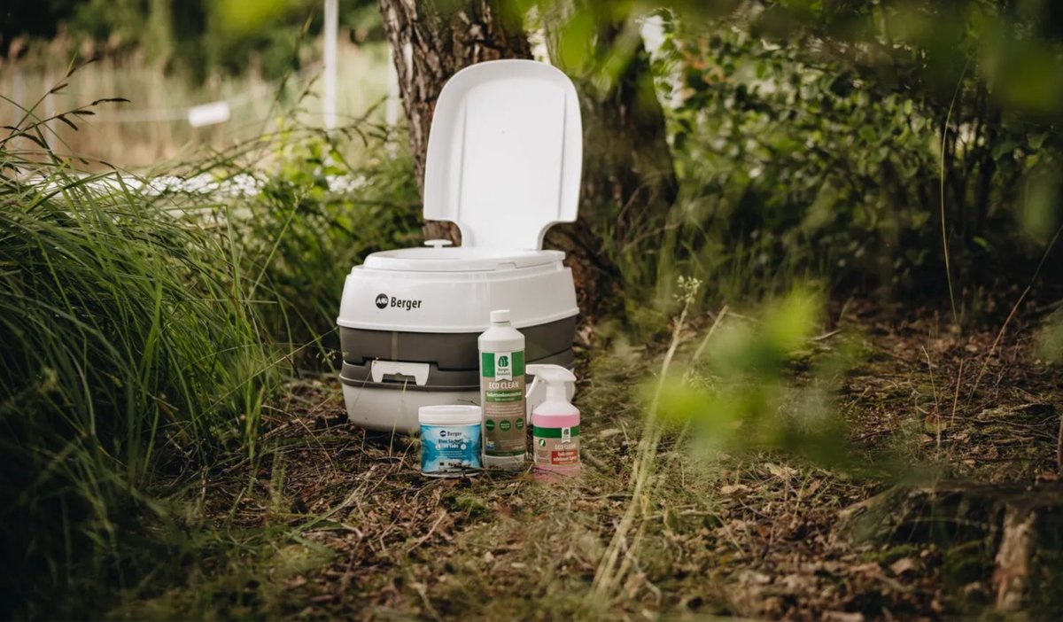 Eine Campingtoilette im Wald umgeben von Sanit&auml;rzus&auml;tzen
