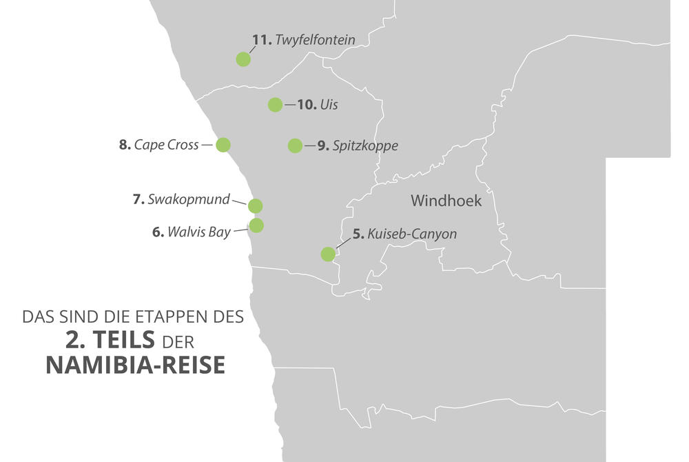 Graue Karte Namibias mit gr&uuml;nen nummerierten Punkten und Ortsbeschriftungen (Walvis Bay, Swakopmund, Cape Cross, Spitzkoppe, Uis, Twyfelfontein, Kuiseb-Canyon), &sbquo;Windhoek&lsquo; und deutschem Titeltext links