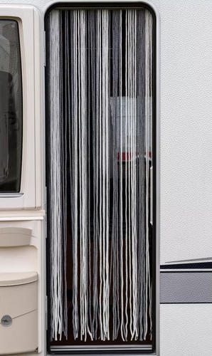 T&uuml;r&ouml;ffnung mit Vorhang aus langen, senkrechten F&auml;den in Wei&szlig;, Grau und Schwarz; links Au&szlig;enwand mit kleinem Fenster