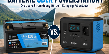 Zwei Ger&auml;te auf einem Holztisch: links eine schwarz-blaue 12,8 V 120 Ah Batterie mit Aufdruck 'BATTERIE', rechts eine blaue Powerstation mit Display und Markenname 'Berger'. Zwischen ihnen ein Kreis mit 'VS.'; oben der Text 'BATTERIE ODER POWERSTATIO