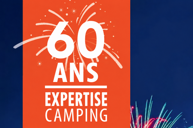 Banni&egrave;re orange avec le texte blanc '60 Jahre Camping Kompetenz' et des feux d'artifice sur un fond bleu fonc&eacute;